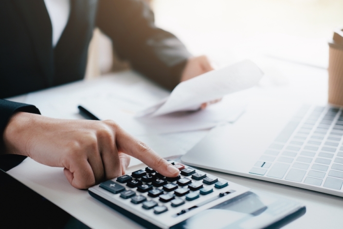 Accountant or banker calculate the cash bill.